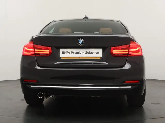 BMW 3 Serie 320i Luxury Edition 2019 Benzine 10