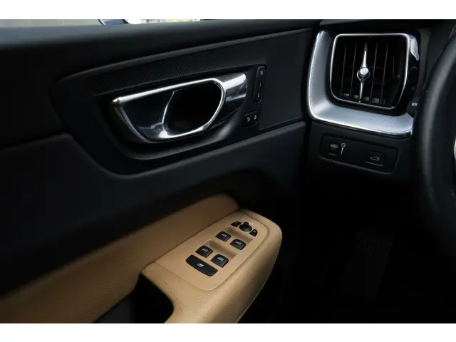Volvo XC60 2.0 T5 Inscription Panorama|Leder| 2018 Benzine 31