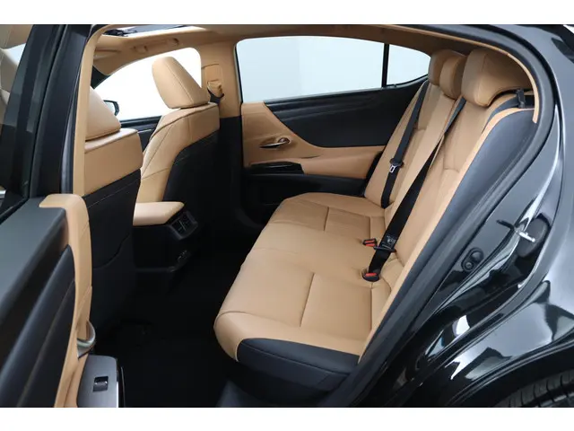 Lexus ES 300h Luxury Line 2025 Hybride Benzine 18