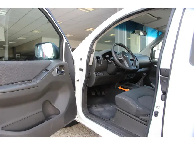 Nissan Navara 2.5 dCi XE King Cab 2012 Diesel 13