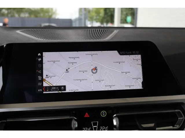 BMW 3 Serie 320i High Executive 2019 Benzine 16