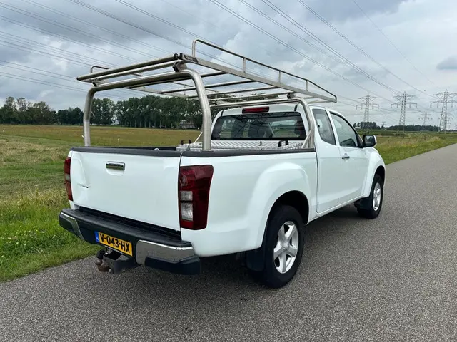 Isuzu D-Max 2.5 Extended Cab LS 4WD AIRCO | NAP ! 2017 Diesel 6