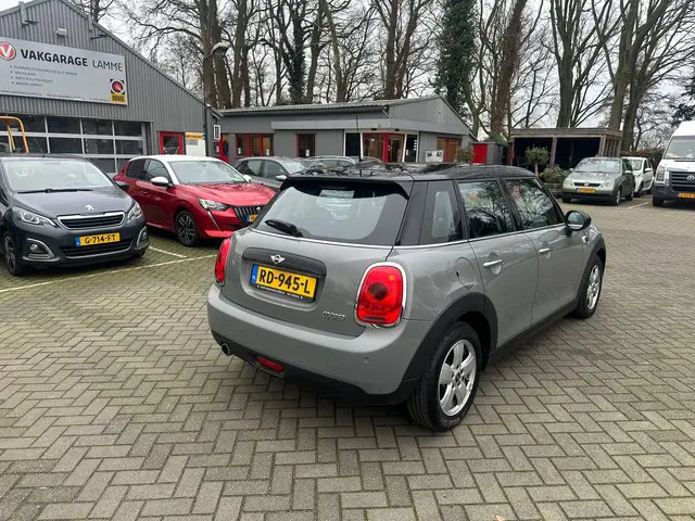 MINI Cooper Mini 1.5 Business , navigatie , pdc 2017 Benzine 3