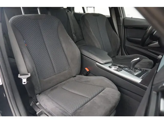 BMW 3 Serie Touring 320i 2017 Benzine 8