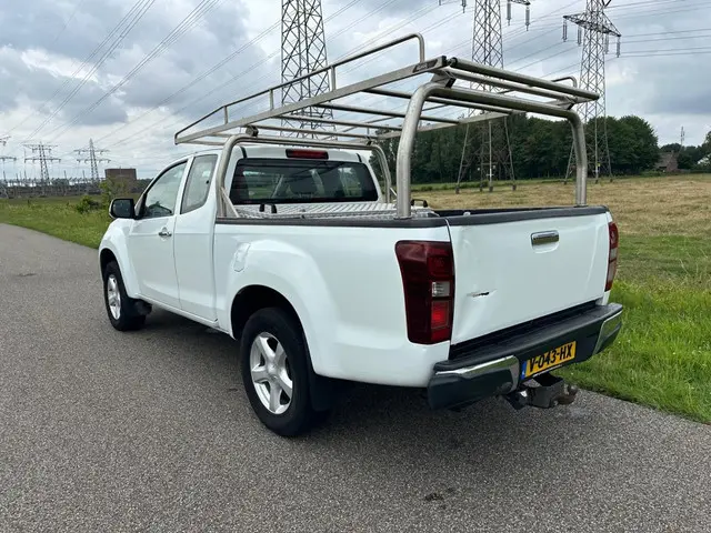 Isuzu D-Max 2.5 Extended Cab LS 4WD AIRCO | NAP ! 2017 Diesel 8