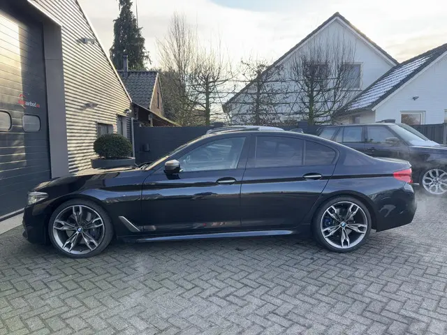 BMW 5 Serie M550i xDrive High Executive 2018 Benzine 7