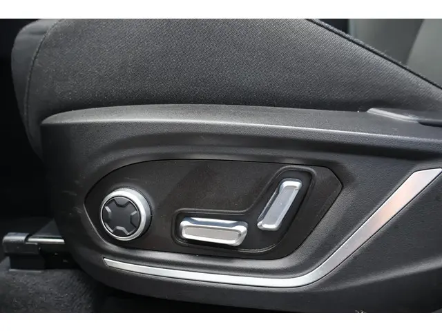 Lynk & Co 01 Lynk&Co 1.5 2023 Hybride Benzine 15