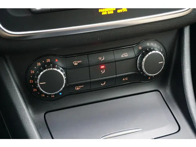 Mercedes-Benz GLA 180 Ambition 2015 Benzine 29