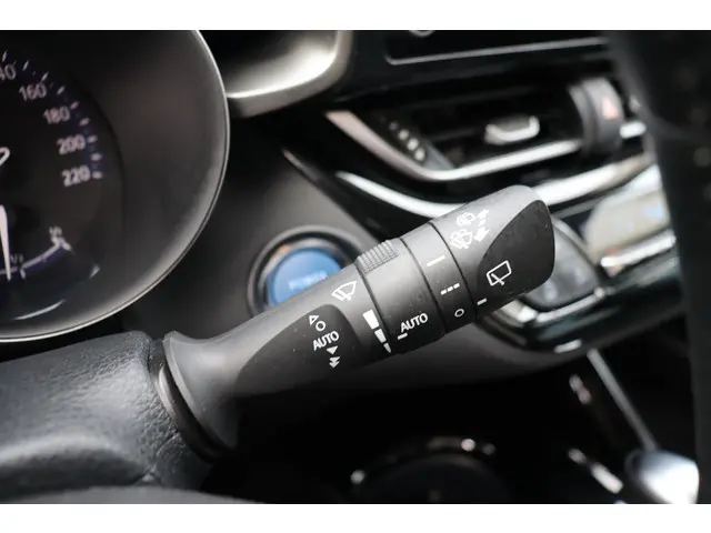 Toyota C-HR 1.8 Hybrid Dynamic, 2023 Hybride Benzine 15