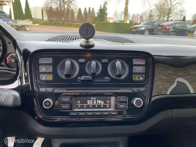 Volkswagen up! 1.0 move up! 2012 Benzine 18