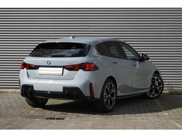 BMW 1 Serie 5-deurs 120 2025 Benzine 2