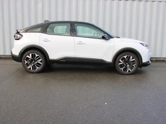 Citroën C4 HYBRID 145 BUSINESS 2025 Hybride Benzine 8