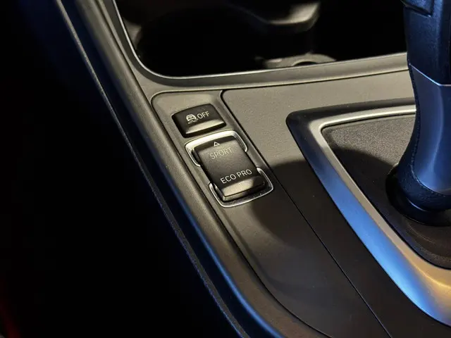 BMW 3 Serie 318i Executive 2017 Benzine 28