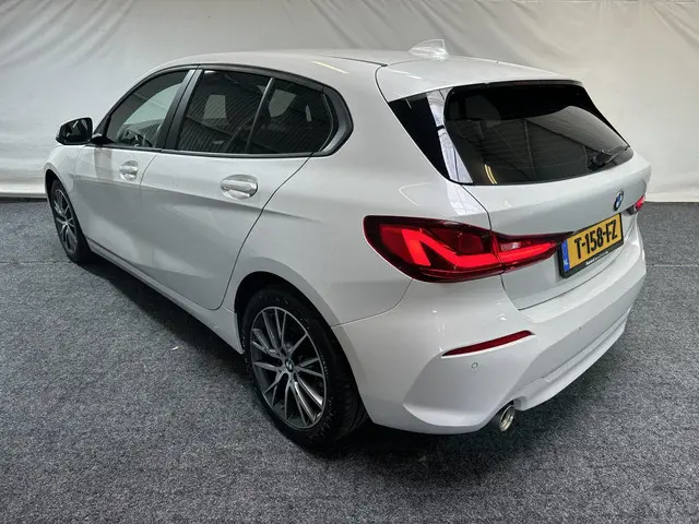 BMW 1 Serie 118i Business Edition Plus 2022 Benzine 16