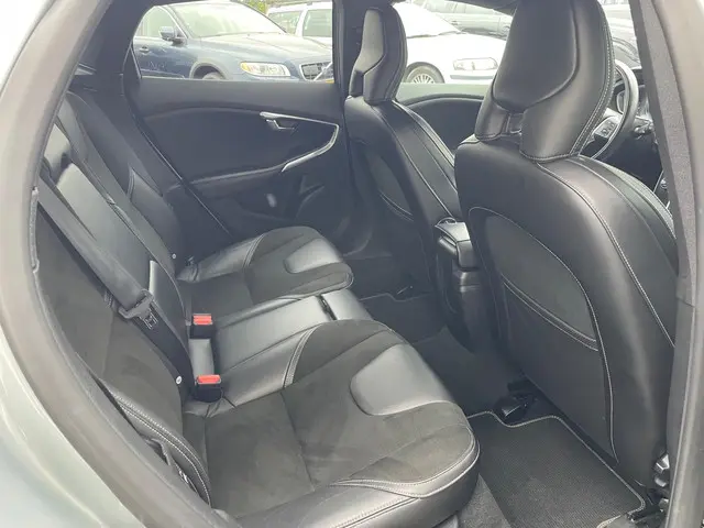 Volvo V40 2.0 T3 R-Design 2015 Benzine 16