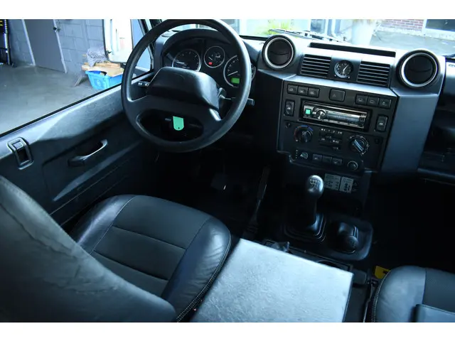Land Rover Defender 3