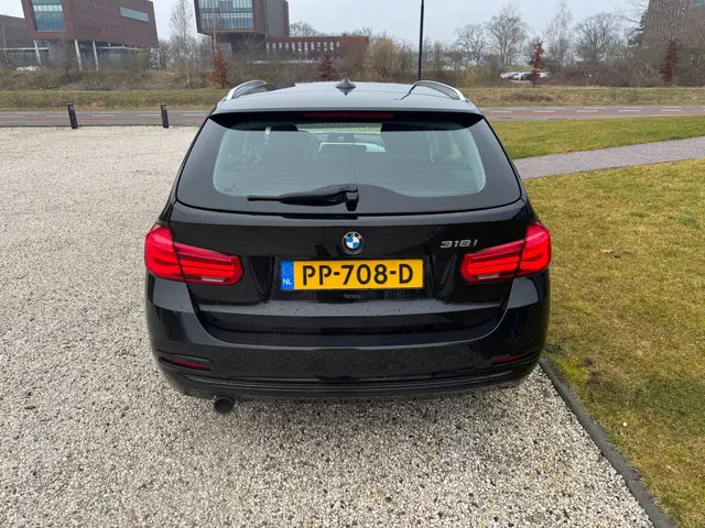 BMW 3 Serie Touring 318i Executive 2017 Benzine 6