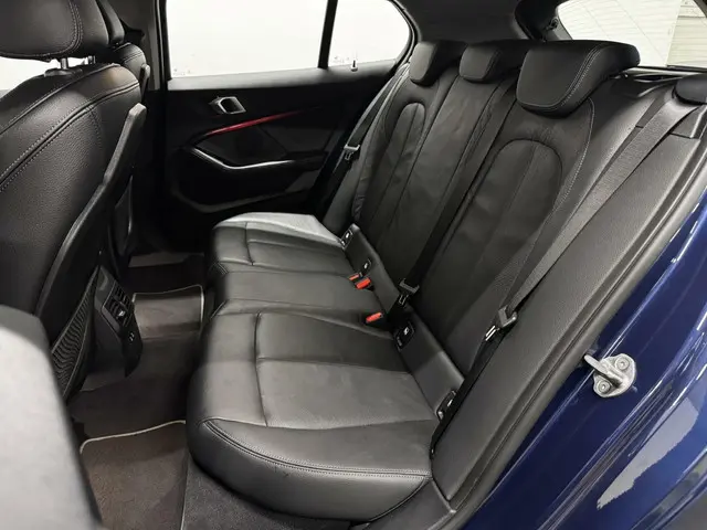 BMW 1 Serie 118i Sport Business 2021 Benzine 17