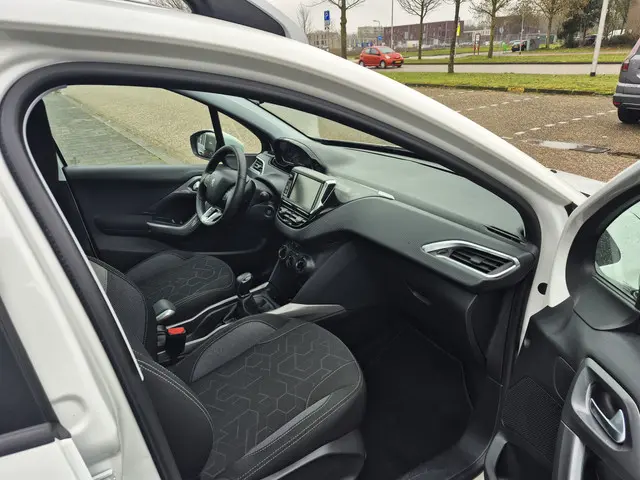 Peugeot 2008 1.2 PureTech Blue Lion 2018 Benzine 16