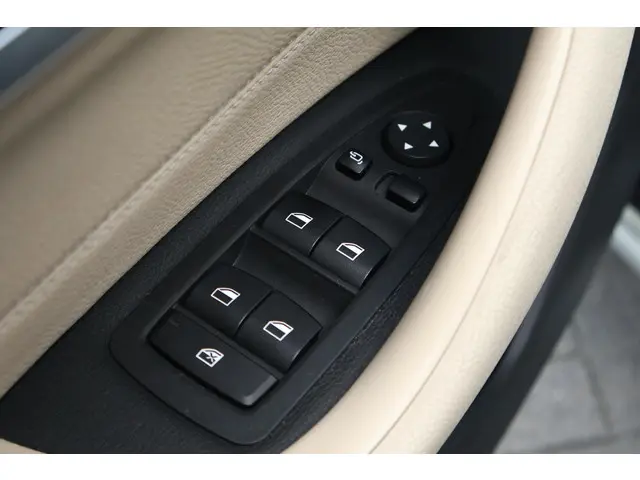 BMW X1 xDrive20i High Executive 2018 Benzine 43