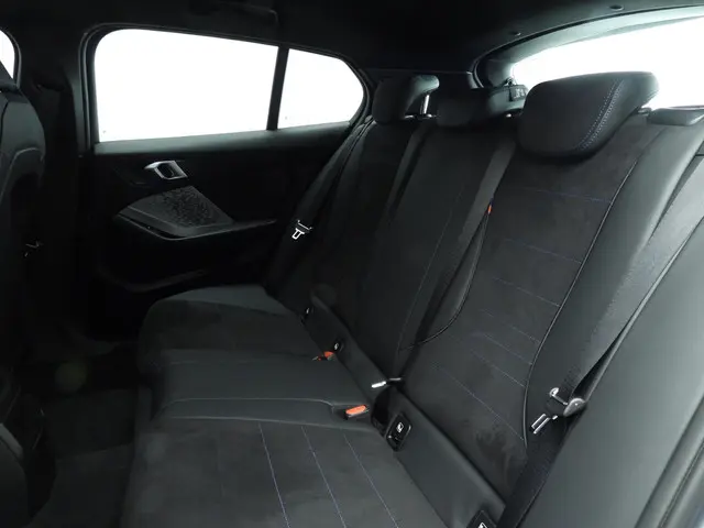 BMW 1 Serie 5-deurs 120 2025 Benzine 8
