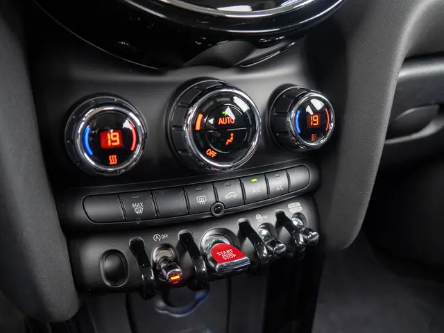 MINI 5-Deurs One Business Edition 2021 Benzine 22