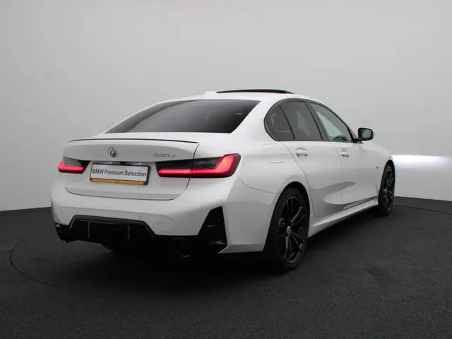 BMW 3 Serie Sedan 330e 2023 Hybride Benzine 2