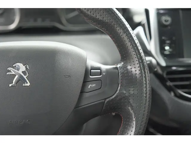 Peugeot 2008 PureTech 110 EAT6 GT 2017 Benzine 35