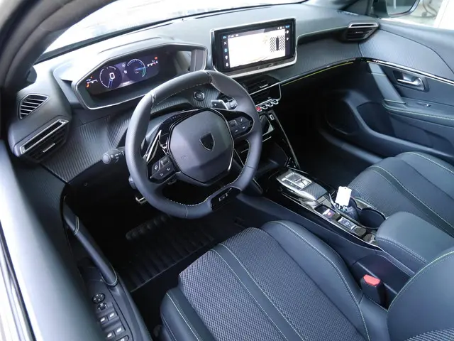 Peugeot 208 1.2 Hybrid 110 e-DCS6 GT 2025 Benzine 9