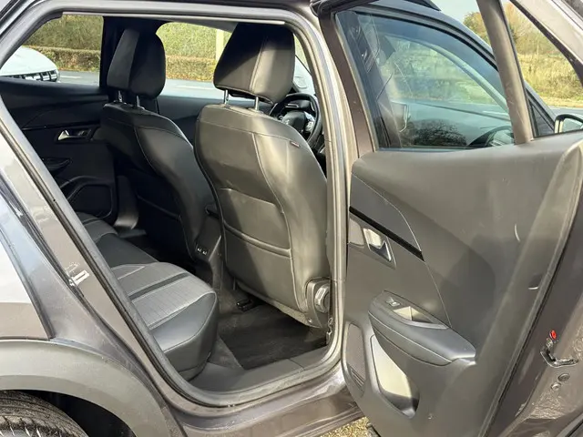 Peugeot 2008 1.2 PureTech Allure Pack 2021 Benzine 26