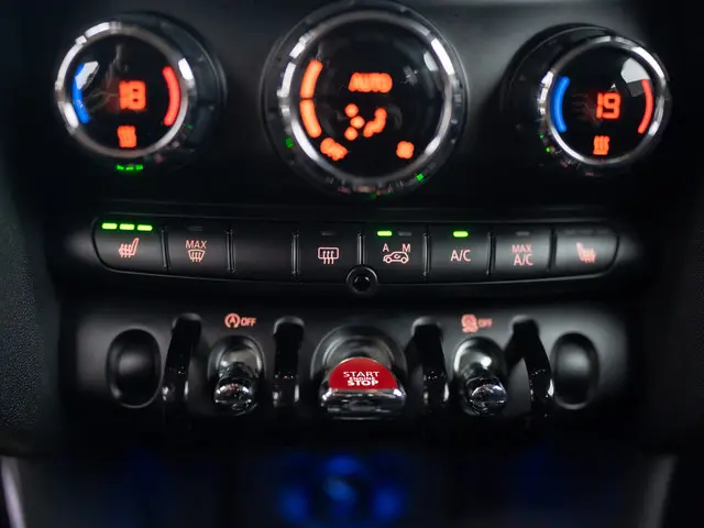 MINI Cooper Mini 1.5 Chili Serious Business 2016 Benzine 23