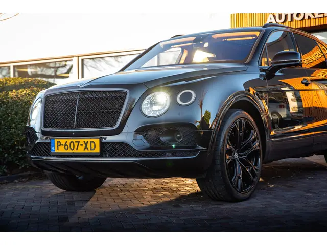 Bentley Bentayga 6.0 W12 black on black 2016 Benzine 8