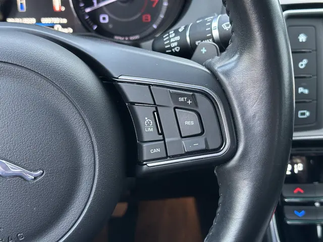 Jaguar XE 2.0 Portfolio 2015 Benzine 36