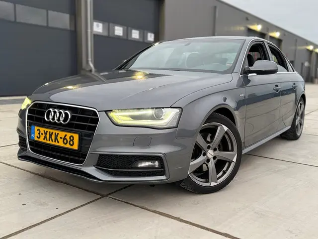 Audi A4 Limousine 1.8 TFSIe Limited S Sport 2014 Benzine 2