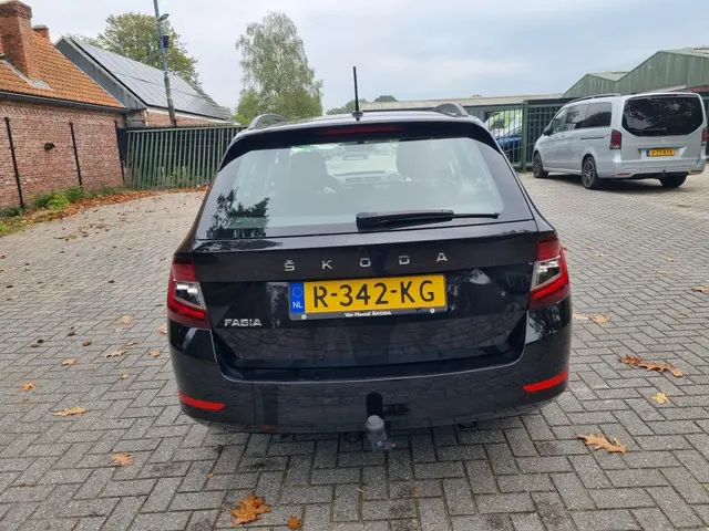 Škoda Fabia Combi 1.0 TSI DSG Ambition 2022 Benzine 4