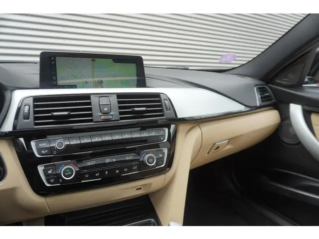 BMW 3 Serie Touring 320i 2018 Benzine 15