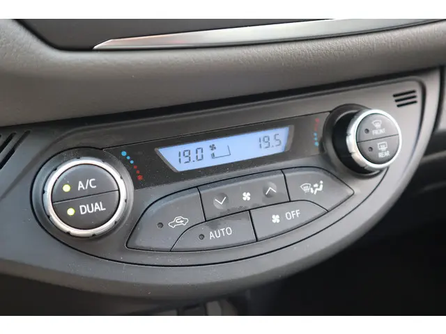 Toyota Yaris 1.5 Hybrid Dynamic 2019 Hybride Benzine 9
