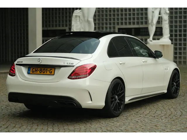 Mercedes-Benz C-Klasse AMG 63 S 2015 Benzine 15