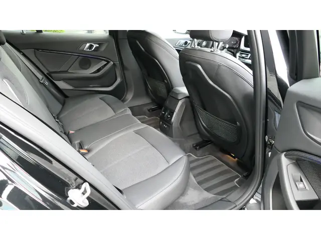 BMW 1 Serie 118i Executive Edition 2020 Benzine 28