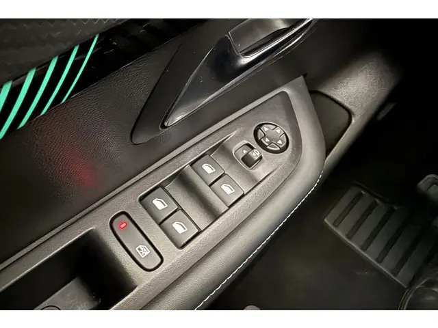 Peugeot 208 1.2 PureTech Allure Pack 2023 Benzine 18