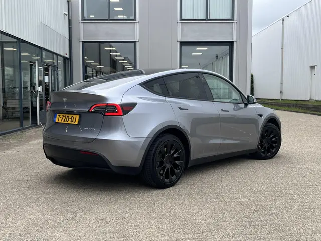 Tesla Model Y 2