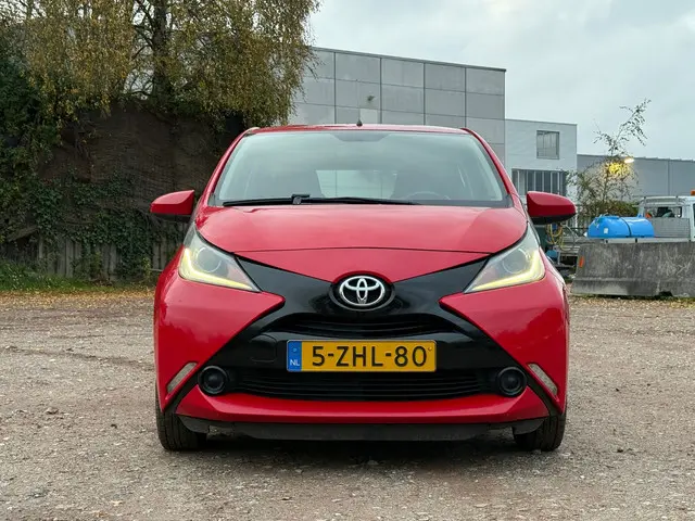 Toyota Aygo 1.0 VVT-i x-play/SIDE BARS 2015 Benzine 15