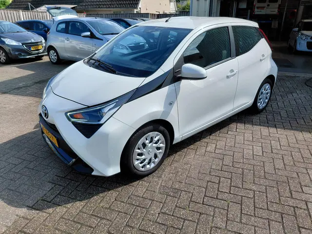 Toyota Aygo 1.0 VVT-i x-play 2021 Benzine 8