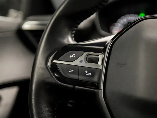 Peugeot 2008 1.2 PureTech Sport 2021 Benzine 17