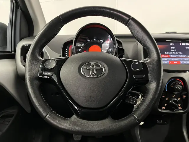 Toyota Aygo 1.0 VVT-i x-play 2022 Benzine 14