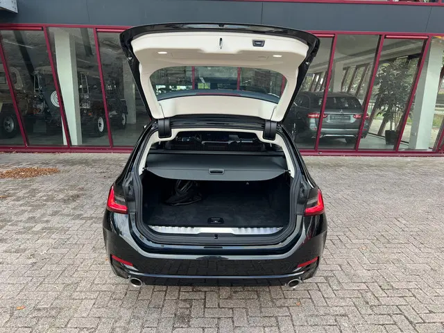 BMW 3 Serie Touring 320e 2023 Hybride Benzine 37
