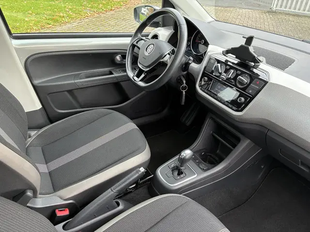 Volkswagen up! 1.0 BMT high up! 2016 Benzine 35