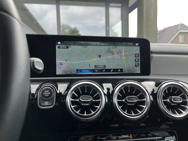 Mercedes-Benz CLA 180 Luxury Line 2023 Benzine 13