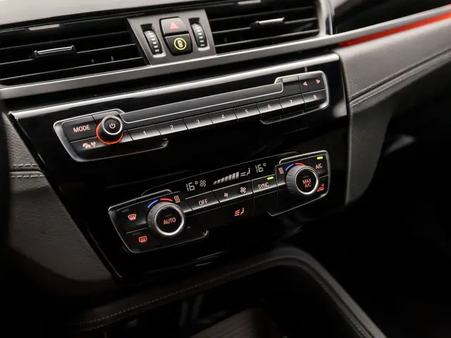 BMW X1 sDrive18i High Executive 2021 Benzine 9