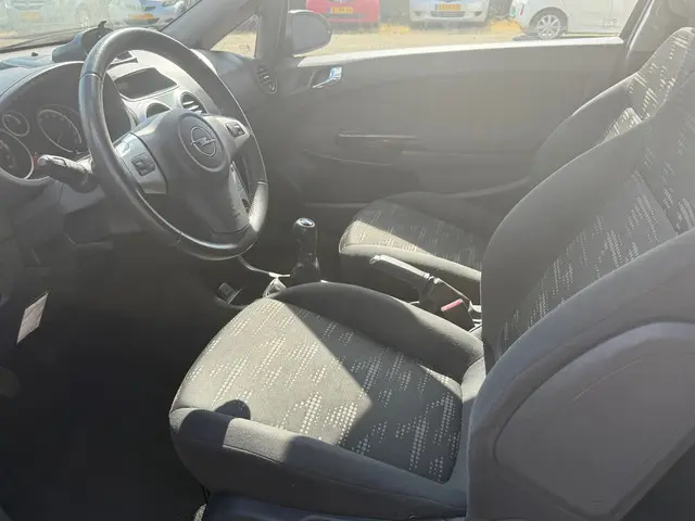 Opel Corsa 1.2-16V Berlin 2013 Benzine 9